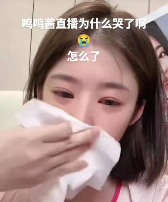 黄一鸣在直播间说，撕葱和现任女朋友的事情！
  黄一鸣在直播间说，她看见撕葱在