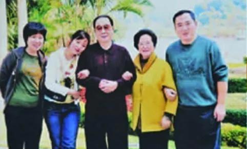 2007年元旦，深圳洋溢着新年的热闹气息。李鹏夫妇与儿子李小勇一家相聚于此，共同