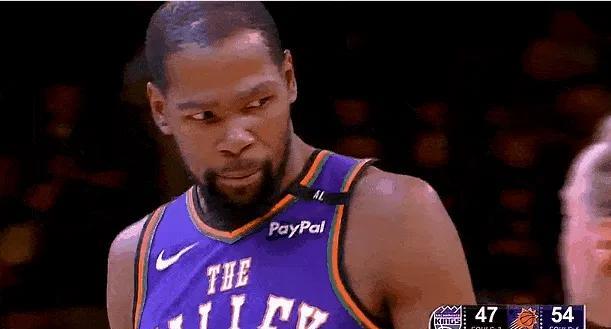 杜兰特近期2次“怒视”布登霍尔泽！
对阵国王比赛的第二节，杜兰特在一次失误后被打