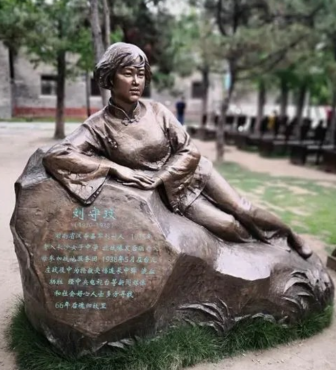 1938年，一个连长负伤倒地，18岁的女护士正要抢救。突然，一个日军军官抢先将连