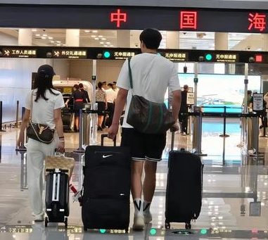 杨瀚森即将返回美国。据青岛队记者杜金城透露，杨瀚森已经处理完了在国内的事宜将于8