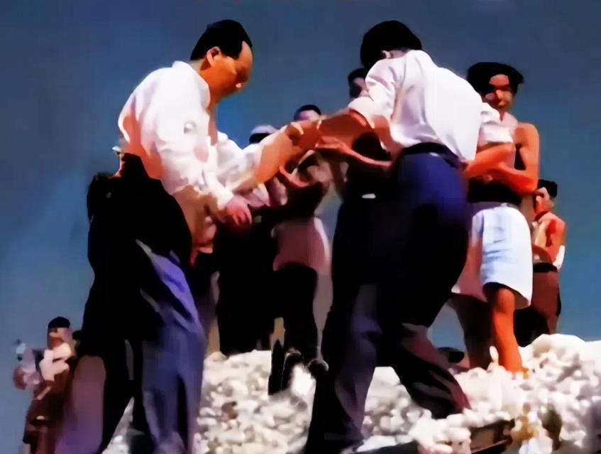 这张图片是从珍贵的影视资料中截取的，尽管画面不是很清晰，但那个伟大的身影老百姓再