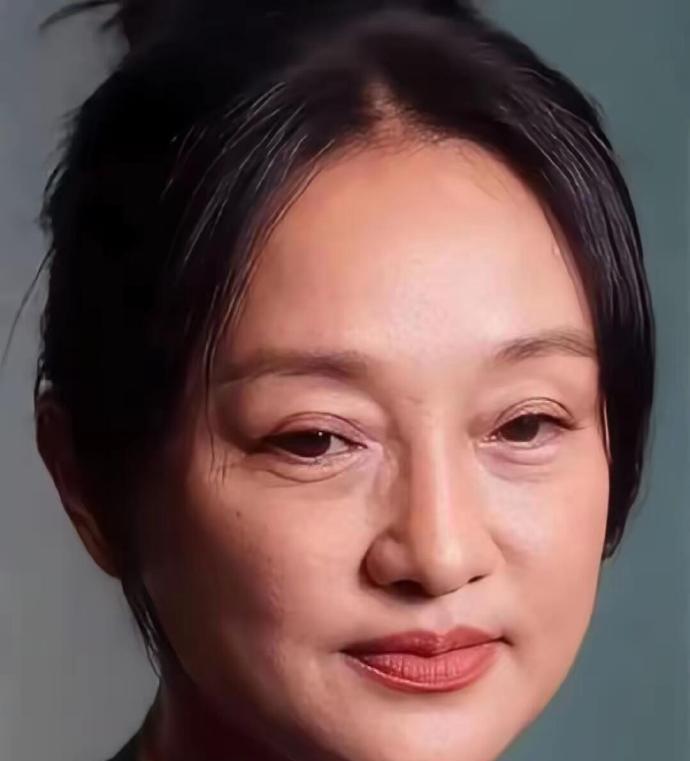 51岁的周迅近照