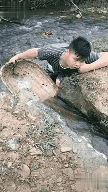 #大开眼界# 
山中小溪沟边，有个小伙子在执着地坚守着。
原来，他的女朋友即将前