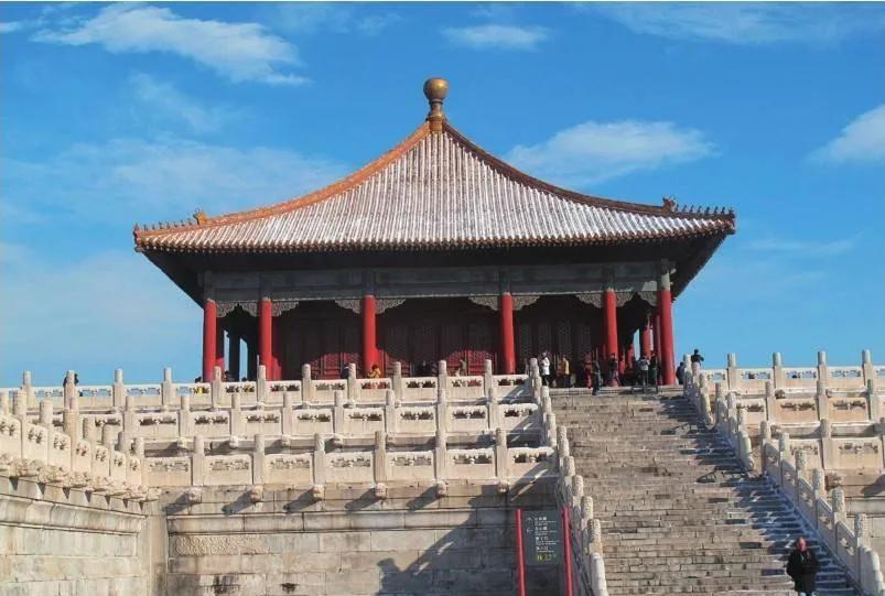 中和殿始建于明永乐年间，初称华盖殿，明嘉靖年间改称中极殿，到清顺治二年(1645