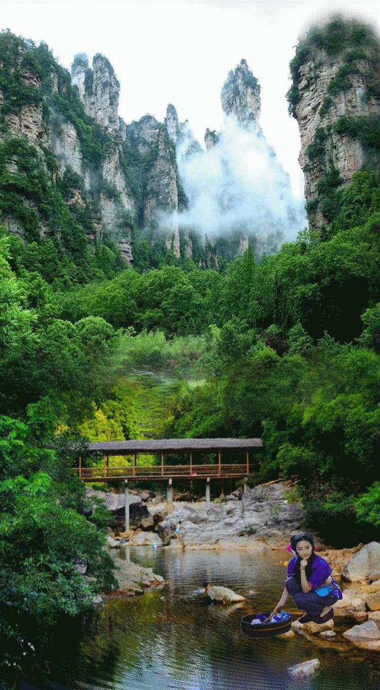 #美景自在山水间# 
绿树成荫山水秀，
古朴人家楼上楼。
河水清澈美如画，
村姑