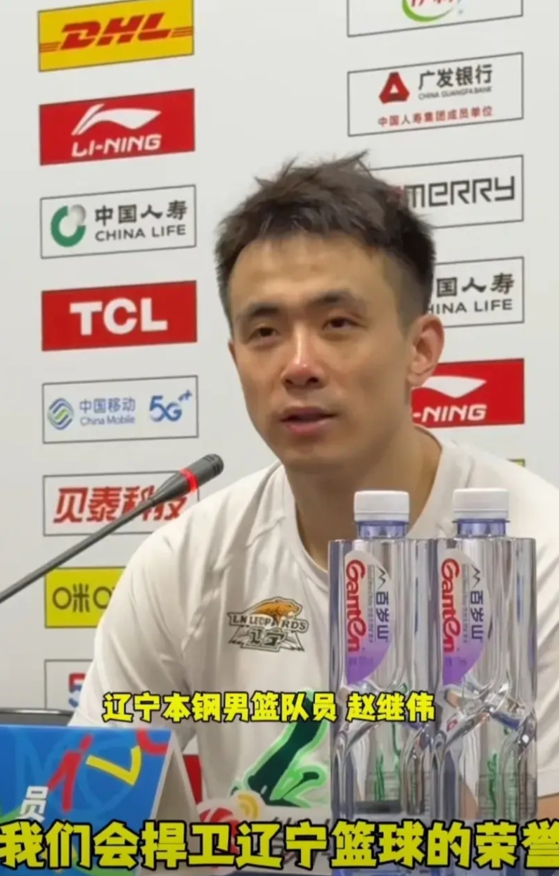 荣誉的捍卫者——赵继伟，你再伤退，男篮就没有辽篮元素了，你有一万条理由留下来，继