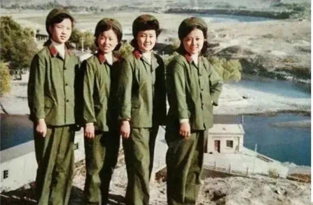 这是上世纪八十年代驻乌鲁木齐部队的几位女兵的合影。
    很想知道她们是在乌鲁