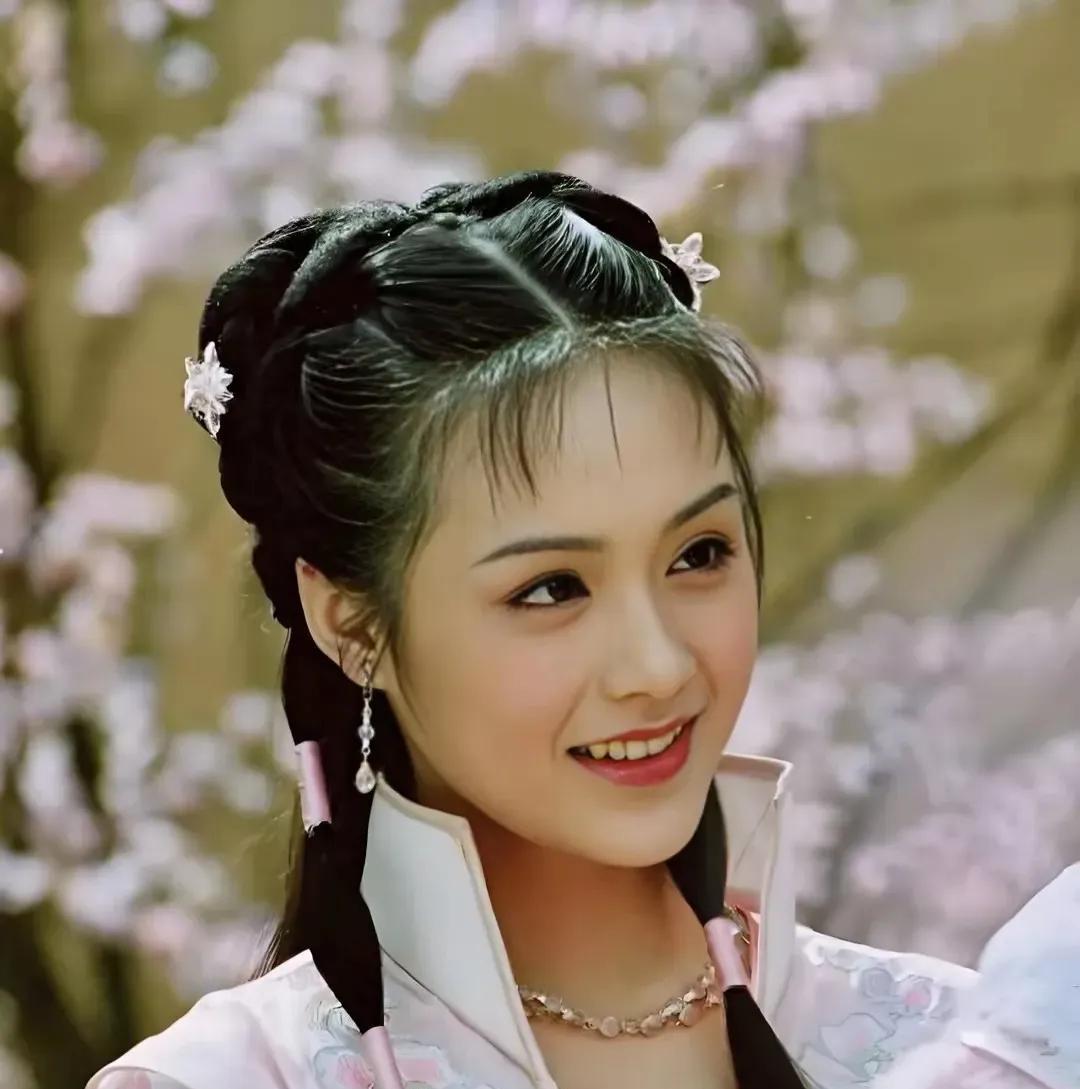 饶敏莉一位貌美如花似玉的演员，她是富大龙的前妻，樱桃小嘴柳叶眉，出淤泥而不染，濯