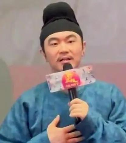 以前总觉得导演拍电影，净是些光鲜亮丽的故事，离咱打工人远得很。直到看了大鹏的《年