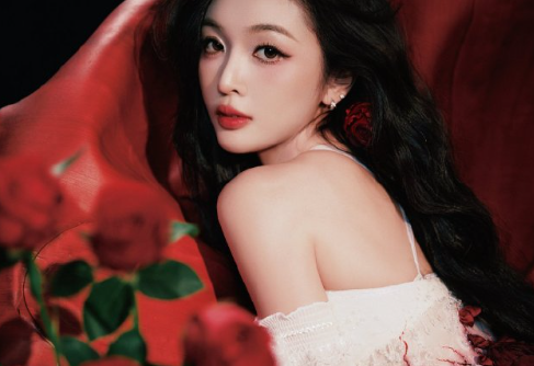 吴宣仪的明艳玫瑰穿搭，超不错的，nice！