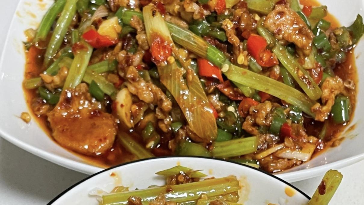 芹菜炒肉怎样才香软又清脆？关键一步很多人忽略啦！