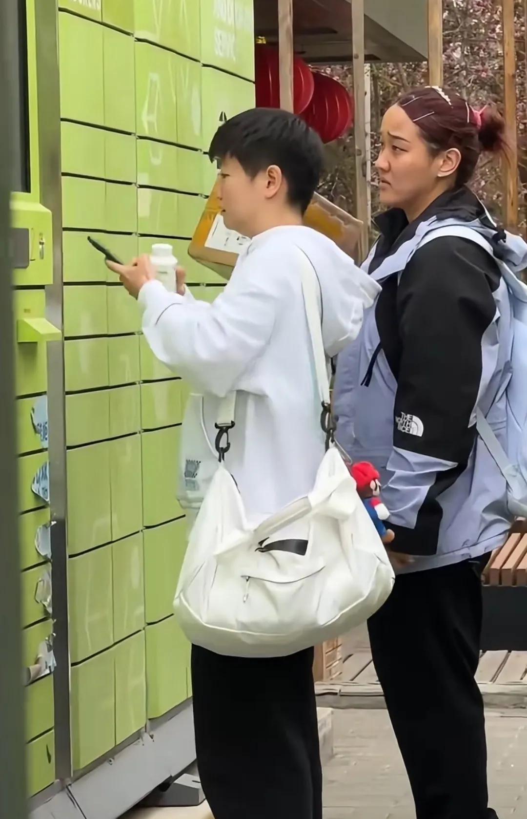 豆包跟孙铭阳在取快递。
哈哈，两个小姑娘取个快递都被看半天，就是对她们很好奇啊。