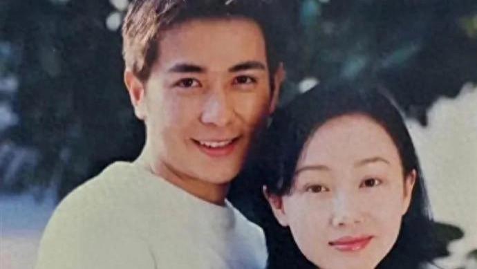 黄慧颐晒2001年结婚证封面回应保剑锋，“如你所愿”四字暗藏锋芒