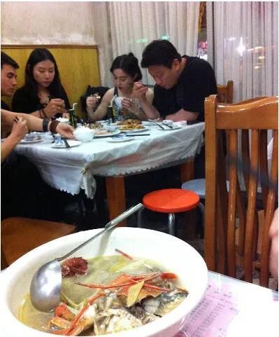 看到这张照片 想起范冰冰给小女孩擦屁股
其实从以前的照片可以看出来，女明星也是正