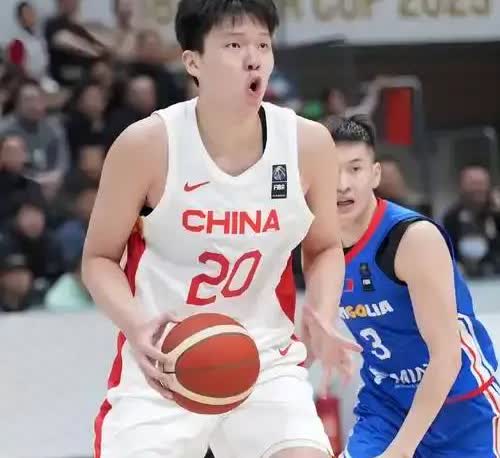 中国男篮，无归化球员，而且还半个主力，照样把韩国打得屁滾尿流，晋级四强。
赛前