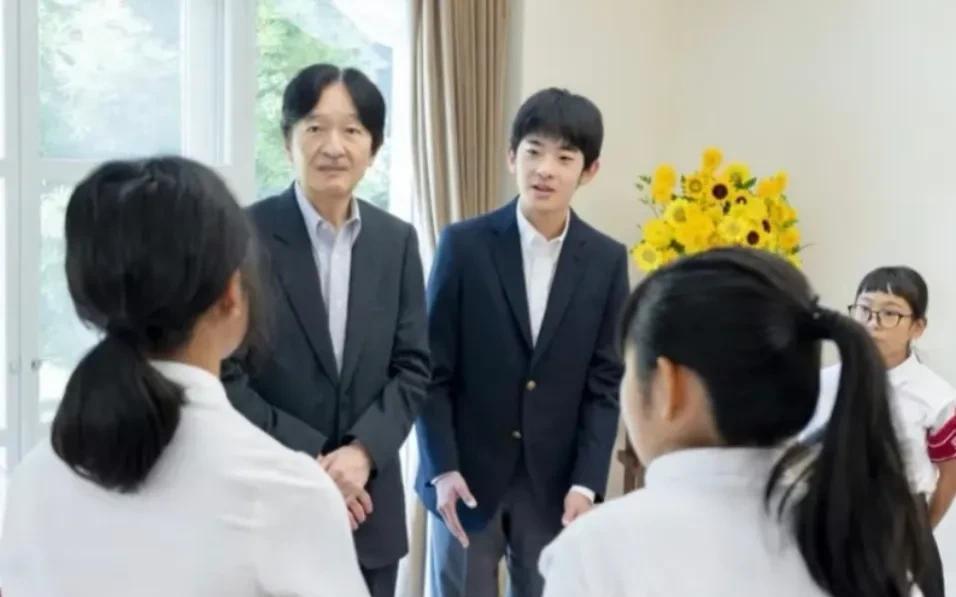 悠仁剃发露出招风耳，看你们还说我戴助听器
秋筱宫一家四口在自家会客厅接待了记者团