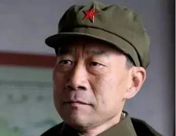 李雪健，这位老演员看面相像个″老实人”，但他的戏路宽得很，获得的荣誉也很多。
 