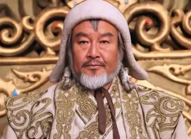一代天骄成吉思，在 1227 年，在攻打西夏途中病逝。
由于蒙古族盛行 “密葬”