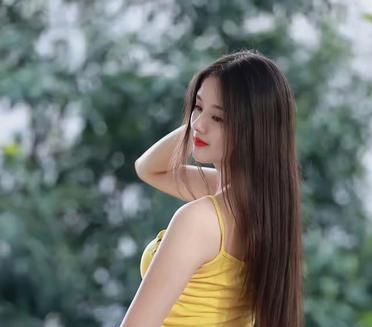 "这小姐姐背影也太美了吧，黄色上衣搭配浅蓝色牛仔裤，时尚又显身材～