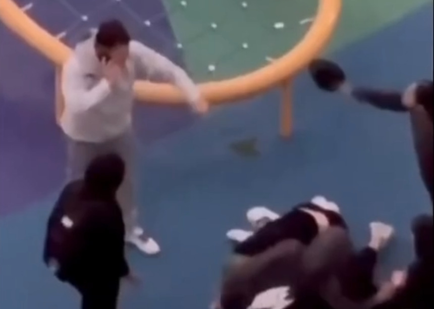 中国留学生在澳洲被打，两女孩被抓











气愤！心痛！一对中国留学