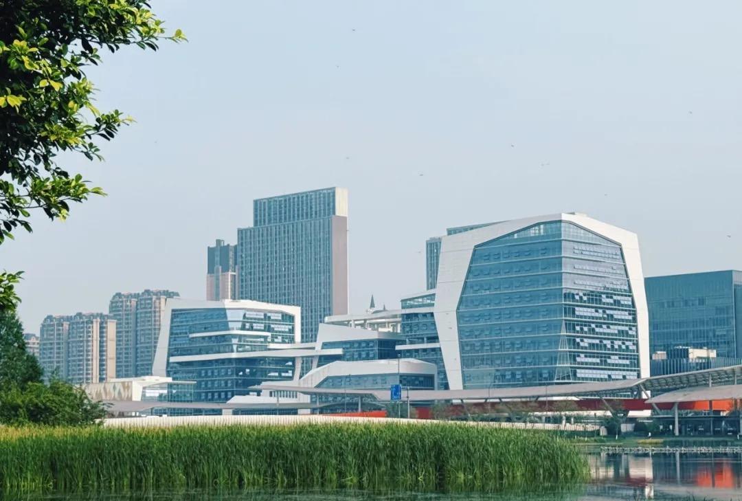 成都新川之心的湖岸线上，又一重磅项目建成！
近日，位于新川的新加坡数创公园I-P