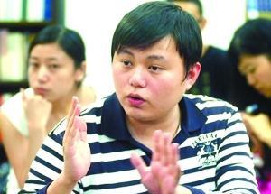 2006年，广东顺德海关的一位小公务员，银行卡里突然多了4100万，还让妻子不要