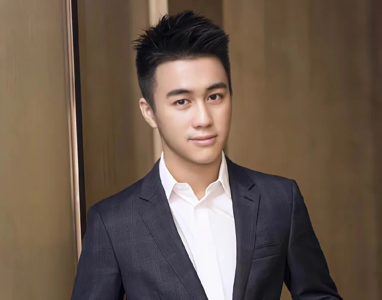 奚梦瑶说，
我妈能接受何猷君这个女婿是有原因的，
并不是因为何猷君有钱，也不