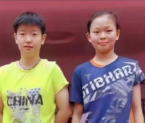 孙颖莎与师妹姚睿轩同框，青春模样超吸睛
看孙颖莎和16岁小将姚睿轩的合照，真的很