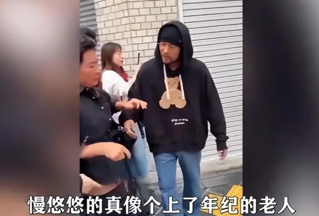 近日，周杰伦在日本被偶遇，身形佝偻的模样让粉丝心疼不已，也再次将他与强直性脊柱炎