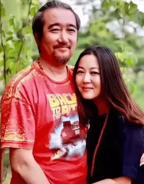 王茜华与丈夫沈航在一起，温暖又温馨，坚贞不渝，坚贞不屈，同心同德，风雨同舟，并肩