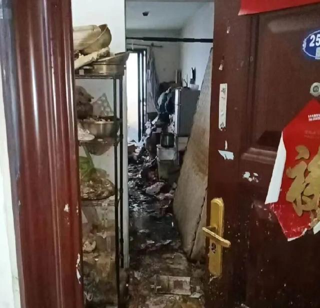 郑州，金水区信息学院路26号楼居民向大象新闻反映，25层一住户家卫生差，致蟑螂蔓