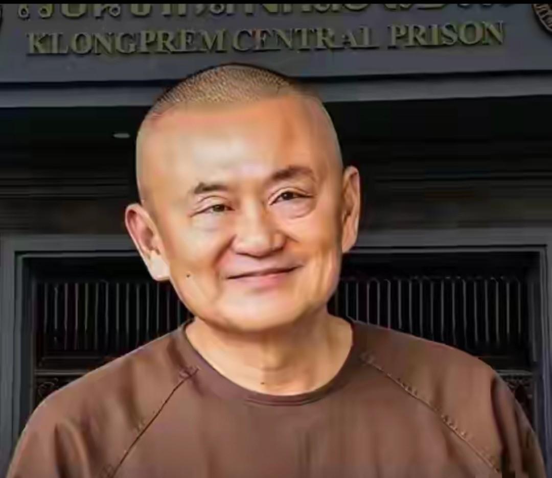这个剃光头的老头大家还认识他吗？
如果不告诉你是谁，可能大多数人都不认识他是什么