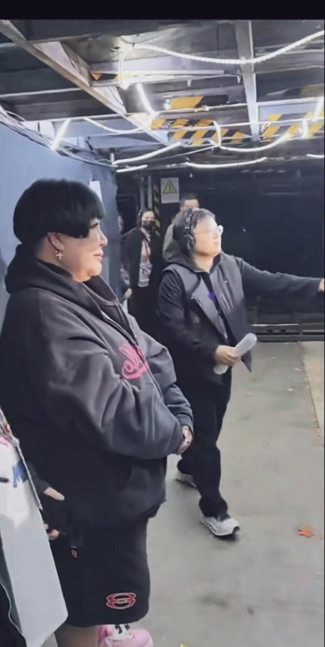 岳云鹏演唱会，师娘王慧亲自助阵，演唱会结束后岳云鹏看到师娘激动落泪，与师娘王慧热