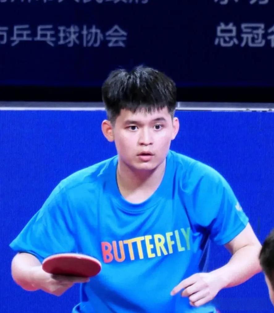 林诗栋这孩子太老实，不管是单打还是双打，在暂停时，教练指导他，从来不说话。
他只