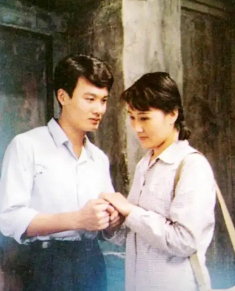 张凯丽呀，你咋不帮孩子指导指导呢？《依依向北风》里，张可盈那妆容（假睫毛）、那厚