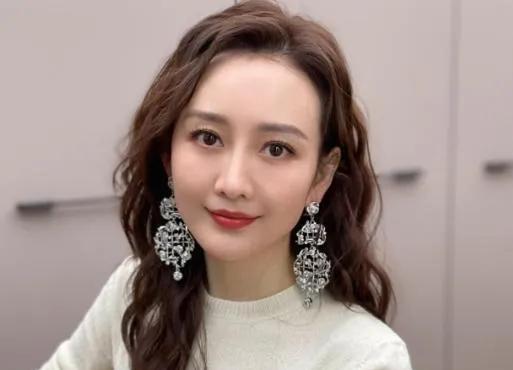 一波未平一波又起！
何九华首度公开婚姻状态，王鸥未婚生子遭群嘲
娱乐圈的感情纠葛