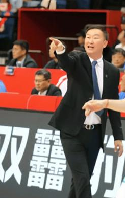 青岛男篮主教练刘维伟会执教青岛季后赛对阵浙江的比赛。青岛男篮主教练刘维伟陷入出轨