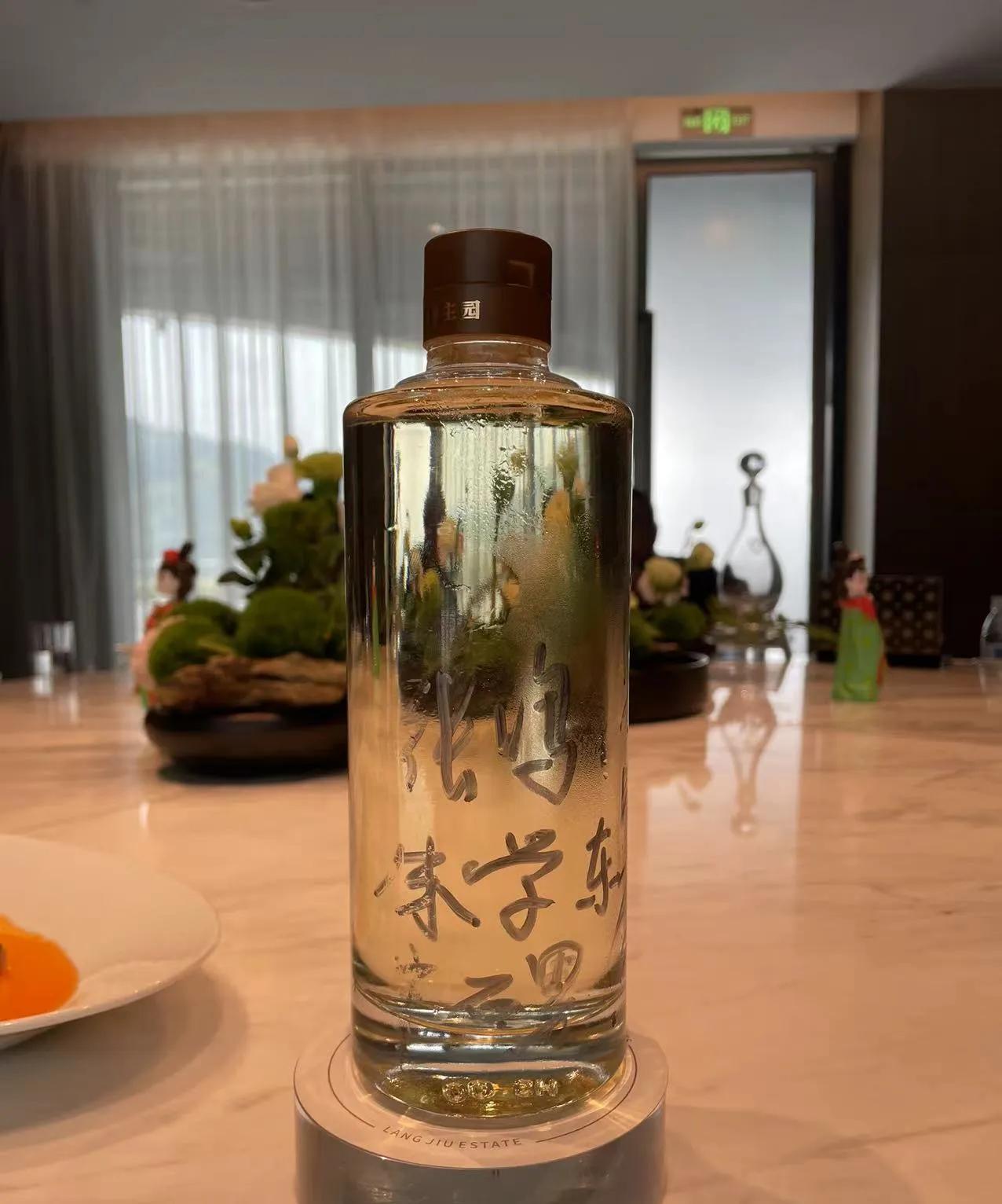 今天在郎酒庄园天宝洞里，开了一坛三四十年基酒调制的老酒，张鸣老师和我舀酒灌瓶，石