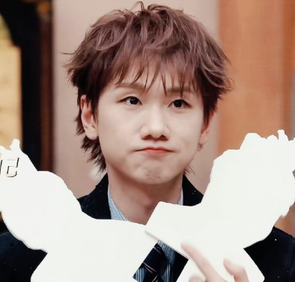 汪苏泷的妹妹头简直萌化了!仿佛看到了一个音乐小精灵。音乐是他的魔法，这可爱造型更