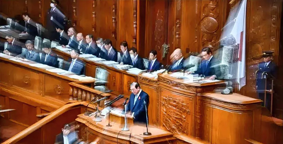 日本首相不行了， народ его не любит











嘿