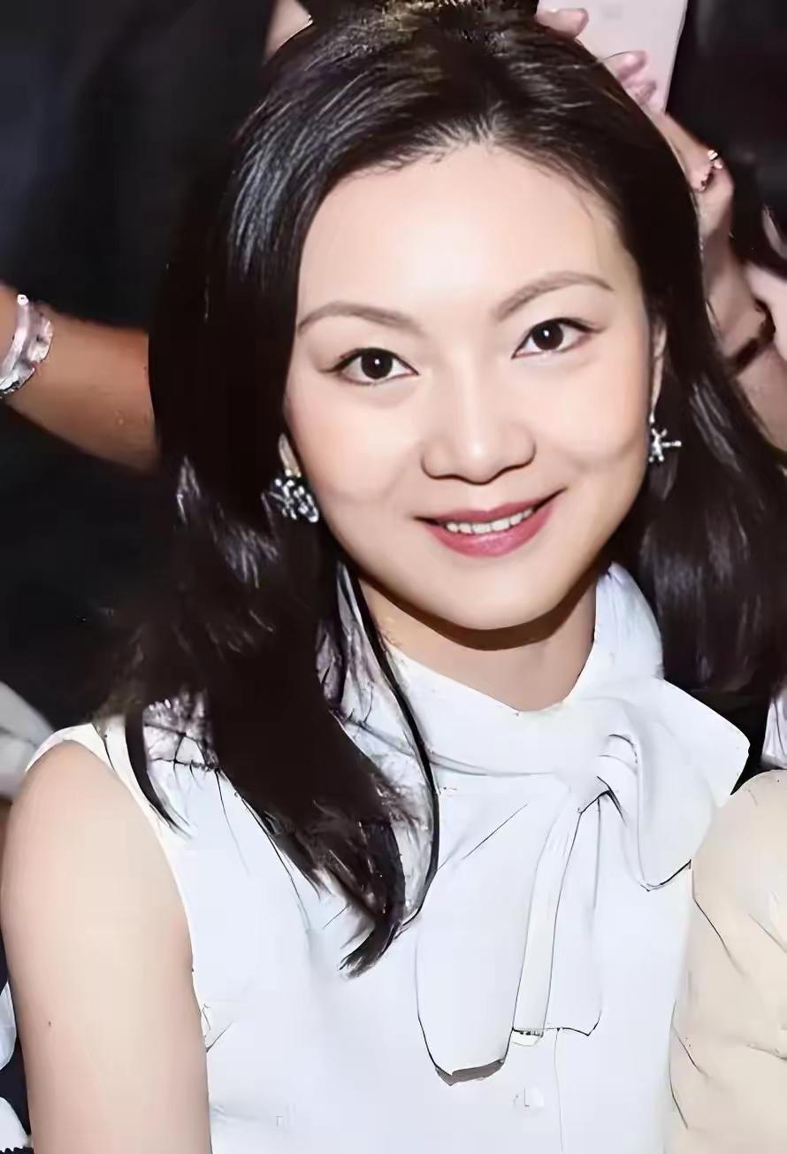 终于明白张艺谋，
为什么对他只老婆如此痴迷了！
不是他喜欢年轻的，而是陈婷完美符