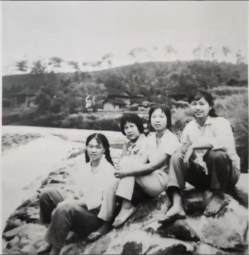 1974年，知青李根生返城。父亲说：“我已再婚，给你20元，别再回城！”李根生含