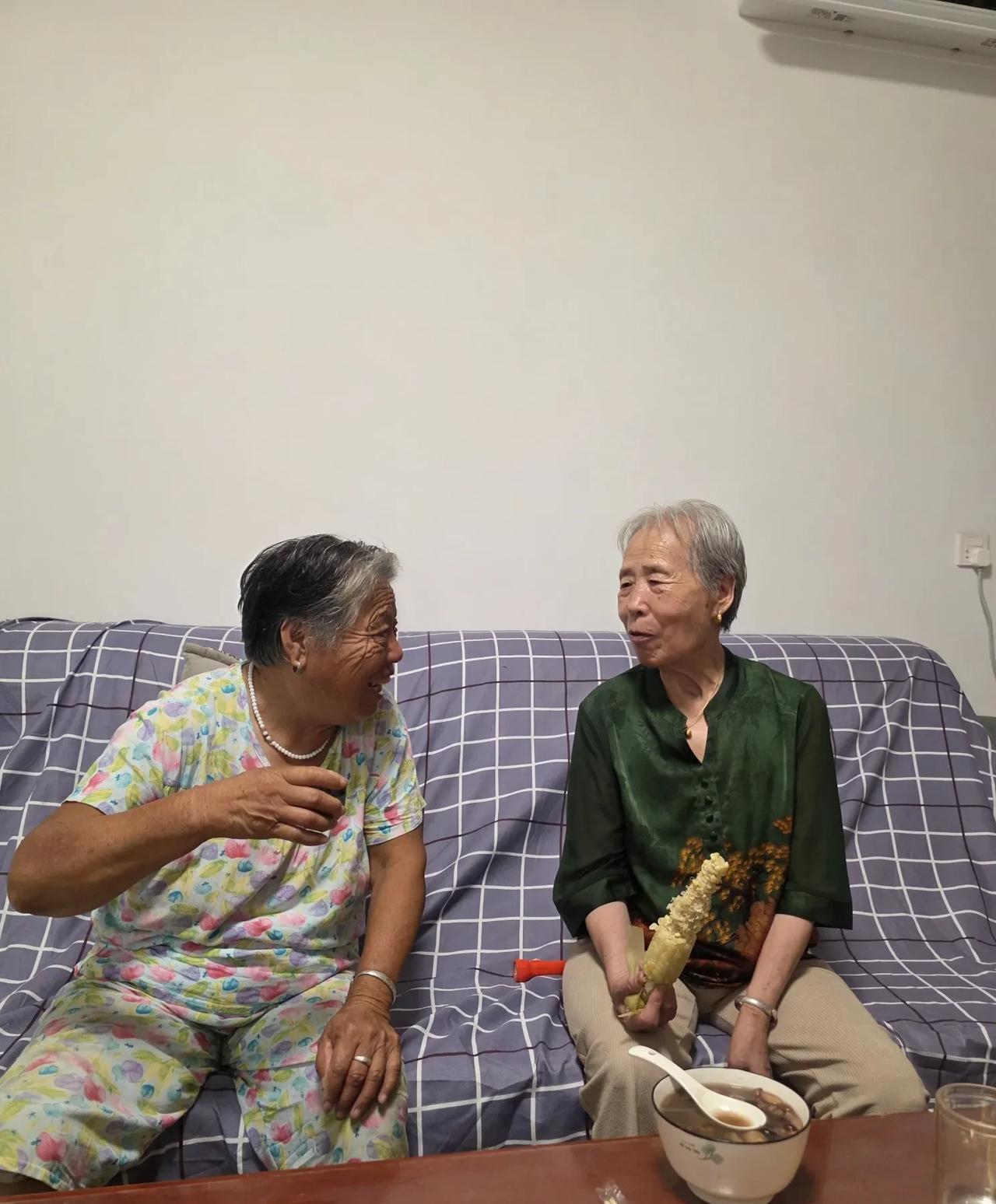 今天晚饭很简单，都是乡亲送来的，天很热，不想动烟火……
玉米是北邻嫂子上午送来的