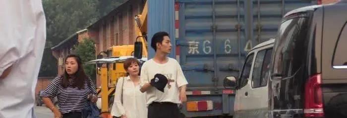 肖战这套路透图的年代应该有点久远了，现在看到，觉得特别亲切特别接地气，这个背景让