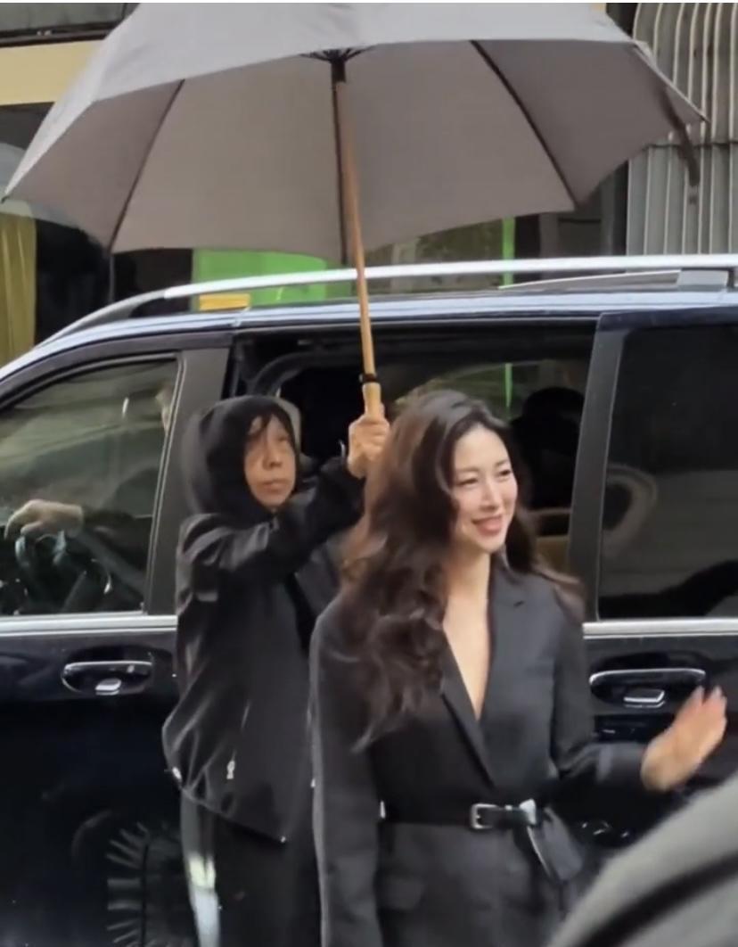 朱珠 在时装周活动上穿黑色西装的造型太绝了！就像在“绝对出色·阿玛尼高光影院”红