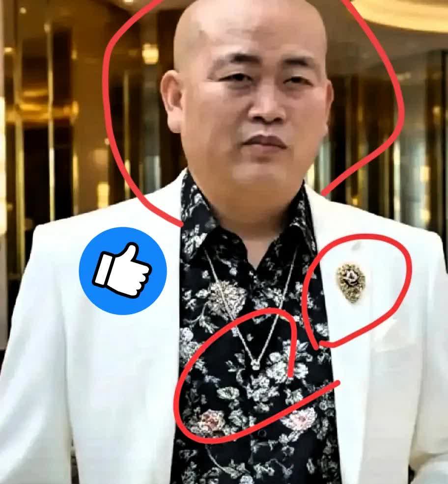 太不可思议了叭
这个穿着时尚又洋气，一脸端庄和慈祥光头中年，还以为是成功的企业