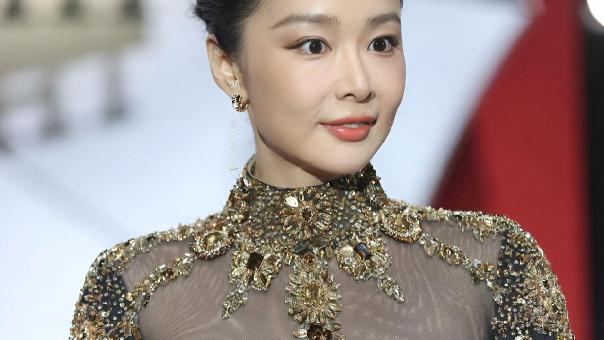 高叶阿玛尼造型：透视黑裙的高级感，网友：好身材没撑住？