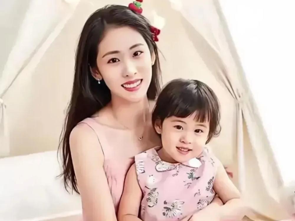 张碧晨真是典型的“去父留子”啊！

看她晒出的母女照，脸色洋溢着灿烂的笑容，就是