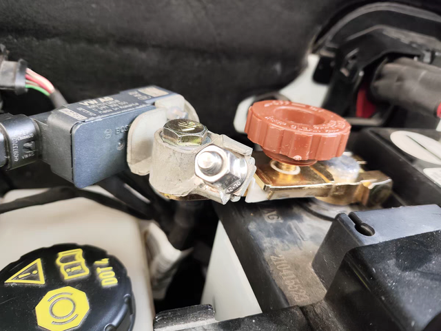 电瓶断电开关的优缺点
4代帝豪装这种电瓶断电开关好不好，我由于出差冬天长时间不动